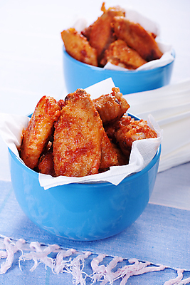 포토 JPG 해외이미지 실내 사람없음 양념치킨 담기 파란배경 닭날개 미국음식 해외202004 버팔로윙 해외포토 백그라운드 모션 서양음식 내부 파란색 치킨 닭고기 파일형식 이미지허브