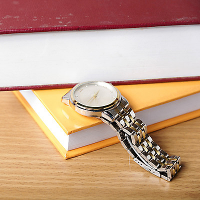 포토 JPG 해외이미지 근접촬영 사람없음 손목시계 오브젝트 책더미 해외202004 해외포토 뷰포인트 시계 장신구 책 무더기 파일형식 이미지허브