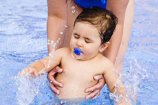 포토 JPG 해외이미지 백인 1 수영복 딸 행복 얼굴 어린이 스포츠 이동 2 신체 놀이 엄마 휴가 고글 오리 건강 한명 사람 물 파란색 수중 수영 거품 기쁨 젖음 흰색 물방울 아기 신선 떨어짐 해외202004 해외포토 자연요소 서양인 옷 감정 컬러 컨셉 가족 조류 신체부위 수상스포츠 파일형식 이미지허브