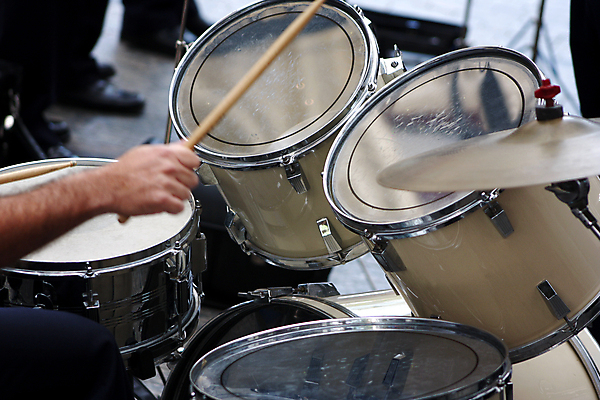 포토 JPG 해외이미지 손 음악 놀이 사람없음 소리 콘서트 무대 기구 악단 막대기 은색 드럼 드러머 베이스 해외202004 해외포토 컬러 현악기 문화예술 타악기 신체부위 공연 파일형식 이미지허브