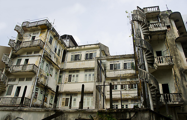 포토 JPG 해외이미지 외관 벽 건축양식 창문 하늘 날씨 주택 사람없음 야외 건물 컬러풀 계단 검은색 수확 골동품 흰색 시골 원형 재산 유령 무서움 버리기 향수 폐허 그런지 깨짐 무인 빈민가 썩음 옛날 우울증 오싹 해외202004 해외포토 도형 건축물 건축 감정 컬러 컨셉 농업 모션 금융 화장품 질병 파일형식 이미지허브