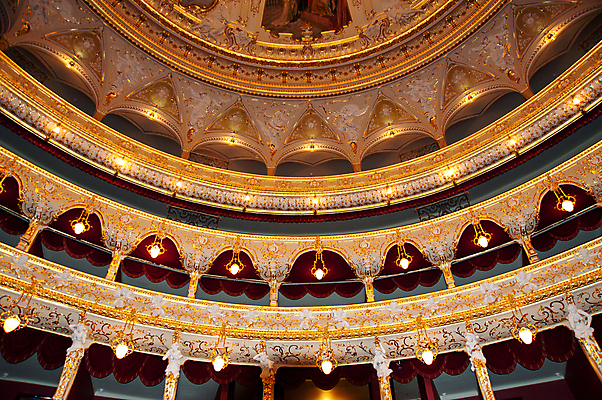 포토 JPG 해외이미지 문화 음악 의자 건축양식 교실 실내 미술 사람없음 빨간색 콘서트 공연 무대 커튼 발표 사회 황금 클래식 고급 우아함 극장 전시회 영화 천장 샹들리에 쇼 장면 보여주기 연극 객석 르네상스 오페라 우크라이나 웅장함 인기 스타일 해외202004 해외포토 교육 건축 유럽 컬러 가구 컨셉 학교 모션 문화예술 조명 이벤트 내부 전시 공동체 파일형식 이미지허브