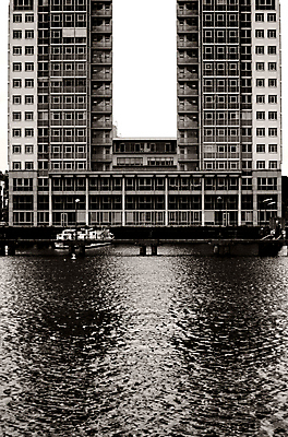 포토 JPG 해외이미지 건축양식 창문 바닥 독일 흑백 사람없음 물 강 탑 등불 램프 도시 보트 베를린 대칭 해외202004 해외포토 자연요소 건축물 건축 유럽 배_교통 조명 촬영기법 파일형식 이미지허브