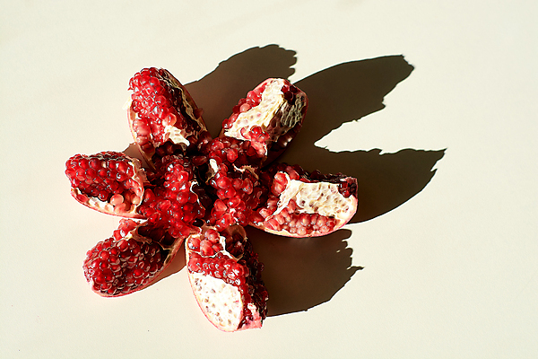 포토 JPG 해외이미지 음식 조각 농업 다이어트 과일 재료 부분 디저트 건강 씨앗 사람없음 빨간색 주스 신선 그룹 달콤 맛 상품 낟알 자르기 먹기 상쾌 날것 석류 내추럴 가넷 고립 깨짐 숙성 이국적 채식주의자 비건 해외202004 해외포토 식물 감정 산업 음료 컬러 컨셉 모션 보석 채식 파일형식 이미지허브