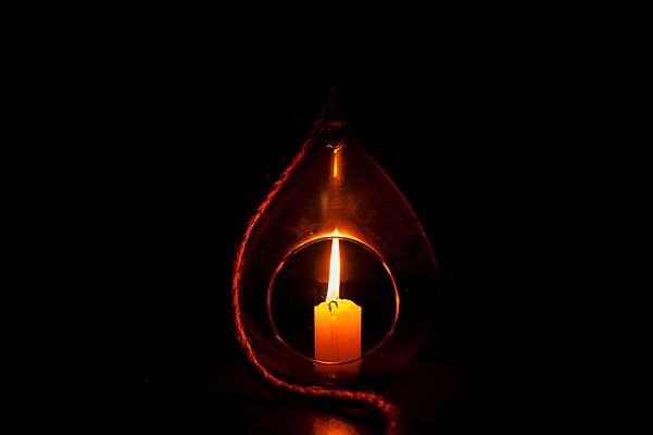 포토 JPG 해외이미지 스튜디오촬영 종교 백그라운드 크리스마스장식 크리스마스 촛불 검은배경 조명 실내 사람없음 장식 가로 세로 빛 컬러풀 한개 어둠 침묵 고요 축하 영혼 야간 빛망울 연소 광 정물화 해외202004 해외포토 자연요소 1 기념일 컬러 컨셉 초 내부 검은색 소리 그림 파일형식 이미지허브