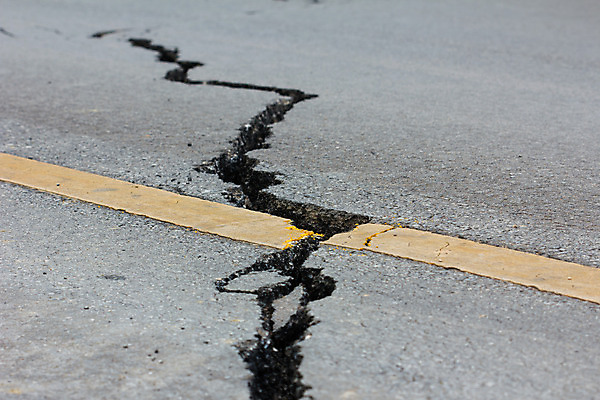 포토 JPG 해외이미지 도로 길 선 곡선 자동차 태국 자연 사람없음 환경 손상 흰색 떨어짐 미끄러짐 위험 아스팔트 땅 사인 신호 먼지 분열 내추럴 깨짐 루트 재앙 지진 해외202004 해외포토 아시아 육상교통 컬러 컨셉 교통시설 모션 자연재해 생태계 파일형식 이미지허브