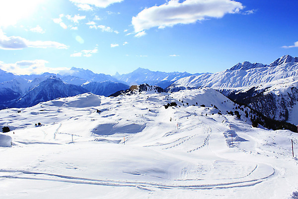 포토 JPG 해외이미지 계절 크리스마스 겨울 자연 하늘 휴가 휴식 산 그림자 풍경 사람없음 야외 파란색 햇빛 평화 맑음 얼음 추위 흰색 신선 숲 12월 11월 가루 스위스 언덕 서리 암초 마법 1월 웅장함 눈내림 겨울풍경 해외202004 해외포토 자연요소 기념일 유럽 컬러 컨셉 날씨 눈_날씨 태양 날짜 생태계 파일형식 이미지허브