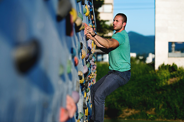 포토 JPG 해외이미지 주간 전신 응시 남자 매달리기 한명 성인 야외 옆모습 잡기 소프트포커스 오르기 인공암벽등반 클라이밍 성인남자한명만 해외202004 클라이밍선수 해외포토 자연요소 1 시선 뷰포인트 모션 운동선수 촬영기법 사람 등반 암벽등반 남자한명만 성인남자만 파일형식 이미지허브