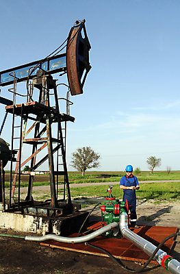 포토 JPG 해외이미지 직업 1 남자 산업 유니폼 밭 노동자 한명 야외 컴퓨터 태블릿 선글라스 알약 힘 장비 에너지 탐험 업무 작업 엔지니어 휘발유 석유 헬멧 종업원 먼지 연료 가스 펌프 파이프라인 치프 해외202004 해외포토 옷 안경 농업 사람 전자제품 스마트기기 약 기술자 보호장비 파이프_관 파일형식 이미지허브