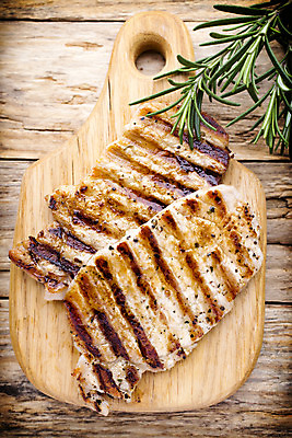 포토 JPG 해외이미지 접시 음식 조각 부분 육류 돼지고기 스테이크 사람없음 쌓기 소고기 그릴 바비큐 자르기 굽기 허브 향신료 오브젝트 날것 로즈메리 등심 해외202004 해외포토 식물 식기 식재료 모션 주방용품 서양음식 구이 향미료 파일형식 이미지허브