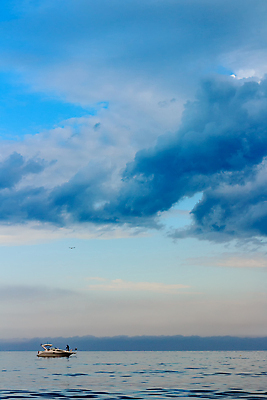 포토 JPG 해외이미지 구름 실루엣 파도 바다 여행 자연 하늘 낚시 추상 휴가 휴식 항해 풍경 사람없음 야외 물 여름 파란색 컬러풀 평화 어둠 침묵 황혼 일몰 새벽 보트 저녁 장면 내추럴 수평선 해외202004 해외포토 자연요소 계절 컬러 컨셉 무늬 배_교통 레저 촬영기법 노을 소리 야간 생태계 파일형식 이미지허브