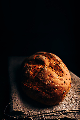 포토 JPG 해외이미지 검은배경 실내 사람없음 어둠 식탁보 호밀빵 해외202004 해외포토 빵 백그라운드 내부 검은색 파일형식 이미지허브