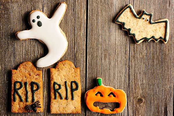 포토 JPG 해외이미지 백그라운드 탁자 디저트 사람없음 장식 쿠키 할로윈 달콤 유령 비석 박쥐 잭오랜턴 핸드메이드 나무배경 해외202004 해외포토 음식 가구 포유류 맛 파일형식 이미지허브