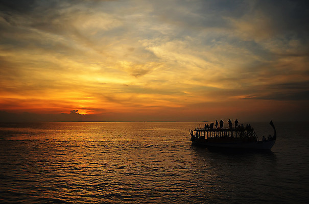 포토 JPG 해외이미지 바다 섬 여행 자연 하늘 휴가 휴식 풍경 사람없음 야외 물 여름 태양 일몰 스노클링 고급 크루즈 크리스탈 몰디브 이국적 파라다이스 해외202004 해외포토 자연요소 계절 아시아 컨셉 배_교통 노을 수상스포츠 광석 생태계 파일형식 이미지허브