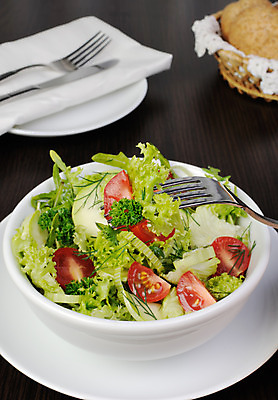 포토 JPG 해외이미지 접시 음식 조각 다이어트 채소 재료 부분 방울토마토 탁자 파슬리 건강 사람없음 옆모습 저녁식사 샐러드 고명 상추 먹기 유기농 브런치 칼로리 부추 점심식사 단절 루꼴라 생식 저칼로리 주키니 채식주의자 회향 해외202004 해외포토 식물 식기 웰빙 뷰포인트 가구 토마토 모션 식사 채식 파일형식 이미지허브