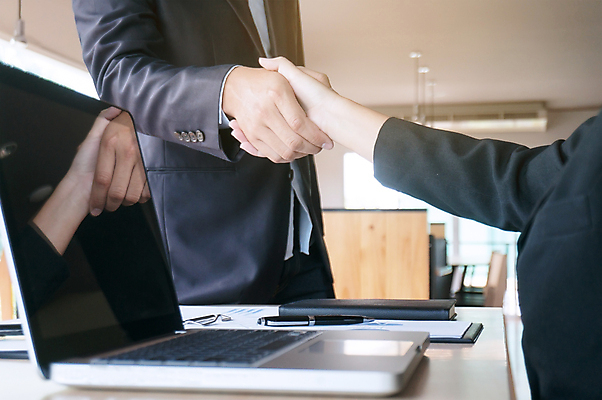 포토 JPG 해외이미지 직업 손 남자 행복 백그라운드 컨셉 회사 비즈니스 사업가 통신 성공 협력 노동자 악수 사람 정장 성인 사람없음 사무실 믿음 우정 거래 흰색 인사 업무 비즈니스맨 그룹 계약 상업 회계 떨림 동의 세미나 통일 해외202004 해외포토 옷 감정 컬러 모션 손짓 신체부위 경제 친구 예절 작업 직장인 파일형식 이미지허브