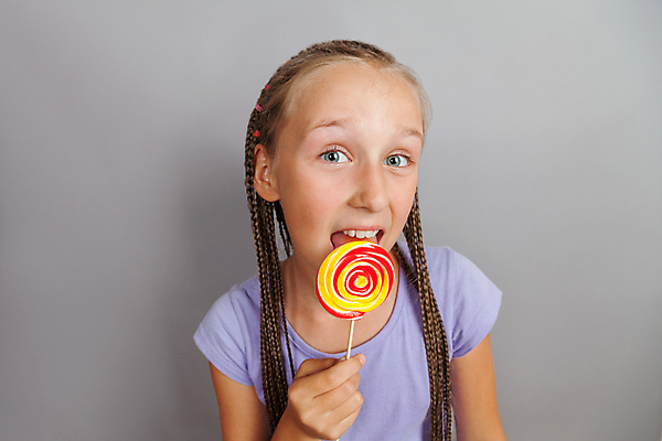 포토 JPG 해외이미지 백인 모델 1 라이프스타일 응시 여자 행복 얼굴 음식 분홍색 백그라운드 장난 막대사탕 사탕 한명 사람 성인 빨간색 컬러풀 노란색 유행 기쁨 회색 화려 달콤 맛 치아 유혹 설탕 먹기 입술 해외202004 해외포토 서양인 시선 감정 컬러 컨셉 모션 디저트 생활 신체부위 소화기관 파일형식 이미지허브