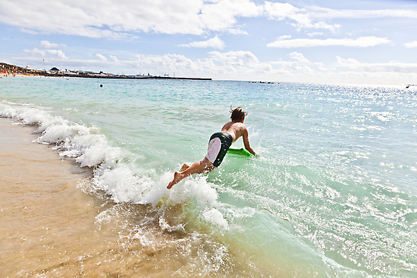 포토 JPG 해외이미지 남자 행복 얼굴 어린이 모래 파도 바다 여행 신체 휴가 한명 미소 사람 풍경 소년 야외 10대 물 여름 파란색 갈색 맑음 수영 거품 기쁨 젖음 신선 서핑보드 서핑 떨어짐 분무기 서퍼 어안 해외202004 해외포토 자연요소 1 계절 감정 컬러 컨셉 청소년 날씨 운동선수 표정 신체부위 수상스포츠 보드_스포츠 파일형식 이미지허브