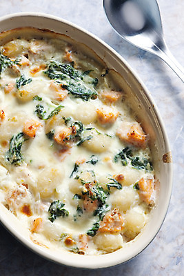 포토 JPG 해외이미지 그릇 접시 음식 실내 어류 요리 사람없음 내부 인테리어 숟가락 식사 닫기 굽기 묘사 연어 시금치 영양분 정물화 해외202004 해외포토 식기 디자인 채소 모션 수저 수중동물 구이 그림 파일형식 이미지허브