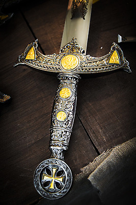 포토 JPG 해외이미지 모양 모델 전통 무기 십자가 손잡이 경비 사람없음 목재 장식 빛 금속 전시 골동품 흰색 화려 칼날 중세 역사 황금 칼 고급 은색 왕 철 묘사 싸움 날카로움 공상 청동 목각 단검 고딕 고립 몰타섬 옛날 철강 스타일 해외202004 해외포토 나무 컬러 섬 컨셉 재료 모션 재질 안전 검 보호 몰타 파일형식 이미지허브