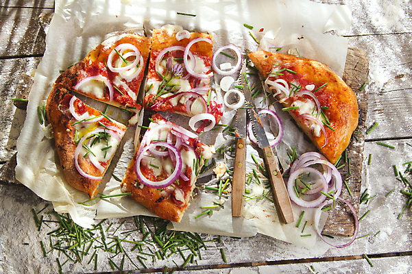 포토 JPG 해외이미지 토마토 피자 실내 파슬리 사람없음 나이프 자르기 나무도마 나무탁자 모짜렐라치즈 적양파 종이호일 해외202004 해외포토 식기 채소 모션 탁자 양파 치즈 도마 패스트푸드 서양음식 내부 목재 칼 파일형식 이미지허브