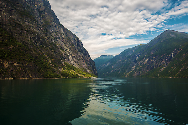 포토 JPG 해외이미지 나무 식물 구름 유럽 호수 바다 여행 자연 하늘 산 노르웨이 풍경 사람없음 야외 초록색 물 여름 태양 침묵 안개 숲 크루즈 언덕 그림 장면 북쪽 내추럴 스칸디나비아 전국 해외202004 해외포토 자연요소 계절 나라 컬러 배_교통 날씨 소리 방향 생태계 파일형식 이미지허브