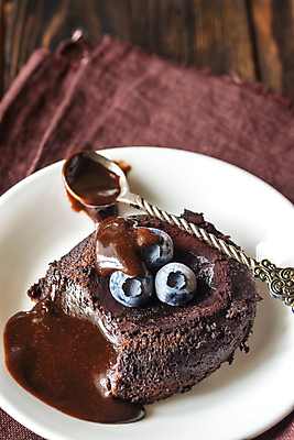 포토 JPG 해외이미지 접시 디저트 실내 사람없음 초콜릿 숟가락 달콤 블루베리 나무배경 해외202004 퐁당오쇼콜라 해외포토 식기 음식 백그라운드 과일 수저 내부 맛 파일형식 이미지허브