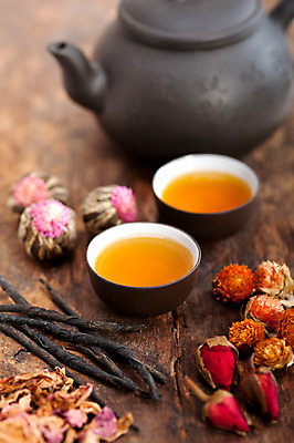 포토 JPG 해외이미지 실내 사람없음 아웃포커스 찻잔 찻주전자 찻잎 꽃차 나무배경 해외202004 공예차 해외포토 백그라운드 주전자 잔 촬영기법 내부 차_음료 파일형식 이미지허브