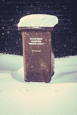 포토 JPG 해외이미지 계절 백그라운드 겨울 자연 날씨 영국 잉글랜드 거리 주택 사람없음 야외 갈색 정원 재활용 추위 수확 쓰레기통 흰색 시골 신선 도시 보행로 쓰레기 폐기물 컨테이너 플라스틱 12월 복고 폭풍 눈보라 1월 낭비 내추럴 거짓말 그런지 카피스페이스 스코틀랜드 해외202004 해외포토 유럽 산업 길 컬러 컨셉 농업 재질 눈_날씨 건물 공백 날짜 친환경 생태계 파일형식 이미지허브