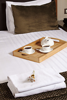 포토 JPG 해외이미지 접시 디자인 꽃 커피 음료 음식 여행 가구 꽃무늬 오렌지 호텔 아침 서브 주택 쟁반 실내 사람없음 내부 장식 컵 꽃병 식사 주스 침실 방 흰색 침대 신선 고급 아침식사 컵받침 서비스 대륙 휴양지 리빙 해외202004 해외포토 주간 식물 식기 컬러 생활용품 컨셉 무늬 과일 숙소 건물 장소 받침대 파일형식 이미지허브