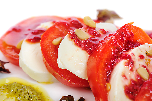 포토 JPG 해외이미지 전통 접시 음식 조각 백그라운드 다이어트 토마토 채소 치즈 건강 요리 사람없음 빨간색 식사 이탈리아 샐러드 견과류 흰색 신선 소나무 클래식 닫기 맛 애피타이저 인스턴트 지중해 향신료 흰배경 점심식사 고립 모짜렐라치즈 카프레제 해외202004 해외포토 나무 식기 유럽 바다 컬러 컨셉 모션 유제품 향미료 파일형식 이미지허브