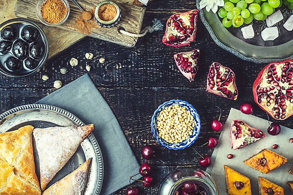 포토 JPG 해외이미지 전통 접시 꽃 음식 백그라운드 컨셉 오렌지 과일 유리 탁자 포도 디저트 요리 동양인 사람없음 목재 가로 빨간색 초록색 파란색 갈색 금속 검은색 빵집 회색 흰색 체리 달콤 굽기 먹기 향신료 냅킨 퍼프 석류 동쪽 번 시나몬 정물화 페스츄리 바클라바 해외202004 해외포토 나무 식물 식기 빵 컬러 가구 재료 모션 재질 인종 상점 맛 구이 방향 그림 향미료 파일형식 이미지허브