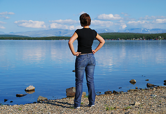 포토 JPG 해외이미지 1 여자 호수 신발 산 갈색머리 한명 사람 야외 물 조약돌 청바지 해외202004 해외포토 자연요소 헤어스타일 바지 돌_바위 파일형식 이미지허브