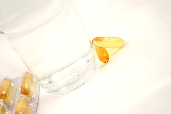 포토 JPG 해외이미지 아침 건강 병원 사람없음 상자 약 노란색 고통 의사 물방울 황금 떨어짐 은색 먹기 패키지 돌봄 마약 해외202004 해외포토 주간 감정 컬러 컨셉 의학 모션 의료진 파일형식 이미지허브