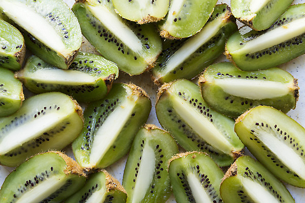 포토 JPG 해외이미지 식물 음식 조각 백그라운드 과일 자연 건강 키위 요리 씨앗 사람없음 초록색 흰색 신선 맛 자르기 먹기 싱글 유기농 슬라이스 숙성 해외202004 해외포토 웰빙 컬러 컨셉 모션 생태계 파일형식 이미지허브