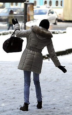 포토 JPG 해외이미지 백인 라이프스타일 옷 계절 공원 여자 도로 장갑 신발 겨울 자연 뼈 갈색머리 부츠 웃음 사람없음 야외 얼음 목도리 산책 재킷 산책로 추위 흰색 떨어짐 상처 미끄러짐 시원함 사건 서리 위치 발목 거짓말 골절 눈내림 해외202004 해외포토 자연요소 서양인 헤어스타일 잡화 공공시설 길 컬러 컨셉 의학 교통시설 모션 발 휴식 눈_날씨 표정 사람 생활 외투 생태계 파일형식 이미지허브