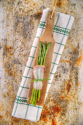 포토 JPG 해외이미지 실내 사람없음 식탁보 아스파라거스 매듭 나무도마 말이 황새치 나무배경 해외202004 해외포토 백그라운드 채소 도마 내부 목재 파일형식 새치 이미지허브