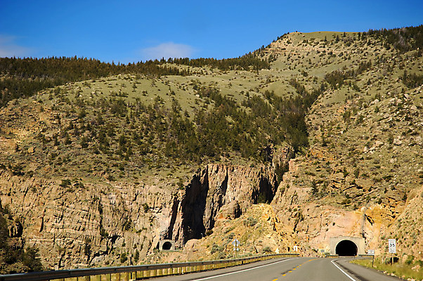 포토 JPG 해외이미지 도로 하늘 산 거리 사람없음 초록색 파란색 고속도로 터널 숲 언덕 루트 해외202004 해외포토 길 컬러 교통시설 파일형식 이미지허브