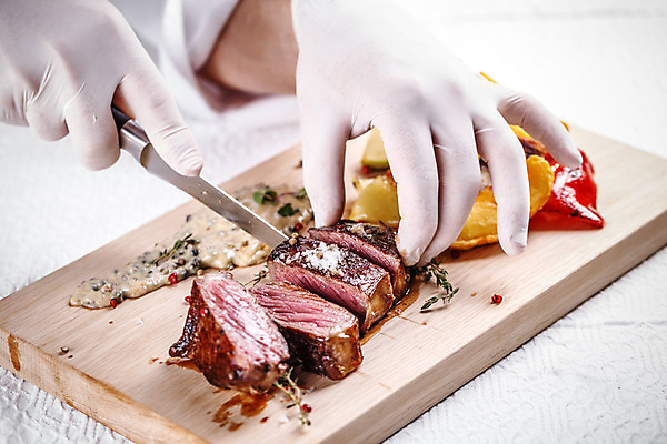 포토 JPG 해외이미지 접시 손 음식 호텔 육류 스테이크 요리 사람없음 주방 식당 요리사 칼 자르기 준비 상업 해외202004 해외포토 직업 식기 식재료 모션 숙소 서양음식 신체부위 상점 파일형식 이미지허브