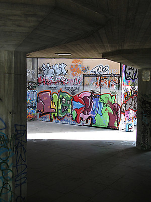 포토 JPG 해외이미지 공원 어린이 사람없음 세로 컬러풀 어둠 스케이트 그리기 그래피티 놀이터 런던 시멘트 지하 스케이트장 콘크리트 해외202004 해외포토 공공시설 스포츠용품 컬러 스포츠시설 모션 놀이 영국 사람 낙서 그림 파일형식 이미지허브