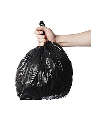 포토 JPG 해외이미지 손 가방 손가락 매달리기 사람없음 검은색 잡기 쓰레기 폐기물 플라스틱 자르기 가득함 오브젝트 적재 고립 해외202004 해외포토 잡화 컬러 모션 재질 신체부위 파일형식 이미지허브