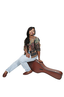 포토 JPG 해외이미지 학생 라이프스타일 여자 줄 음악 노래 놀이 한명 사람 검은색 소리 공연 연주자 음악가 가수 기구 기타 잡기 클래식 예술가 롤 기타리스트 뮤지컬 서쪽 해외202004 해외포토 직업 1 컬러 컨셉 모션 현악기 문화예술 이벤트 생활 방향 파일형식 이미지허브