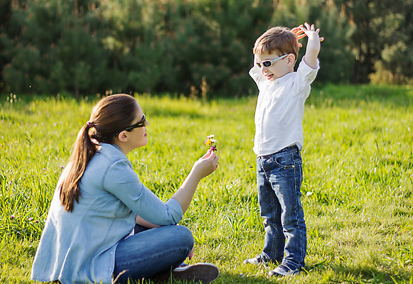 포토 JPG 해외이미지 라이프스타일 공원 꽃 행복 안경 아들 어린이 꽃다발 밭 가족 놀이 엄마 사랑 소년 두명 여름 태양 임신 주기 해외202004 해외포토 자연요소 식물 잡화 계절 공공시설 남자 감정 농업 관계 모션 사람 생활 파일형식 이미지허브