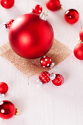 포토 JPG 해외이미지 크리스마스장식 크리스마스 실내 사람없음 빨간색 흰배경 오너먼트 해외202004 해외포토 기념일 컬러 백그라운드 내부 흰색 파일형식 이미지허브