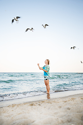 포토 JPG 해외이미지 동물 여자 음식 스포츠 바다 백그라운드 날개 자연 갈매기 조류 하늘 성공 휴가 한명 사람 물 여름 파란색 빛 컬러풀 햇빛 맑음 봄 펼침 흰색 비행 닫기 먹이 기간 해외202004 해외포토 자연요소 1 계절 컬러 컨셉 모션 날씨 태양 생태계 파일형식 이미지허브