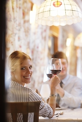 포토 JPG 해외이미지 커플 여자 남자 행복 데이트 탁자 함께함 실내 들기 앉기 상반신 성인 두명 앞모습 뒷모습 아웃포커스 레스토랑 와인 식사 뒤돌아보기 건배 연애 성인만 해외202004 해외포토 감정 뷰포인트 가구 컨셉 관계 모션 주류 촬영기법 사람 내부 식당 파일형식 이미지허브