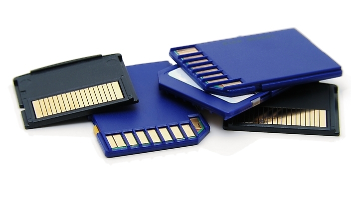 포토 JPG 해외이미지 사람없음 파란색 전자제품 컴퓨터 디지털 자료 장비 정보 흰색 신용카드 연결 USB 오브젝트 수납 멀티미디어 고립 해외202004 해외포토 컬러 금융 파일형식 이미지허브