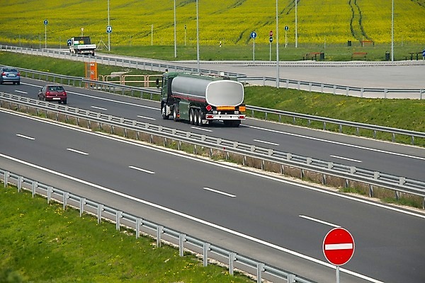 포토 JPG 해외이미지 도로 길 여행 이동 밭 비즈니스 교통시설 모션 자동차 씨앗 사람없음 운전 화물 고속도로 휘발유 메인 유채 속도 출퇴근 연료 짐차 루트 통근 해외202004 해외포토 식물 꽃 육상교통 교통 컨셉 농업 운송업 석유 시설 출근 파일형식 이미지허브