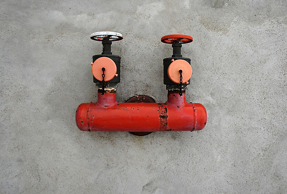 포토 JPG 해외이미지 산업 벽 사람없음 빨간색 물 장비 나사 플러그 철 수도꼭지 시설 시멘트 볼트 가스 튜브 공학 분배 수도교 철강 콘크리트 파이프라인 공급 해외202004 해외포토 자연요소 교육 컬러 공구 다리_건축물 파이프_관 파일형식 이미지허브