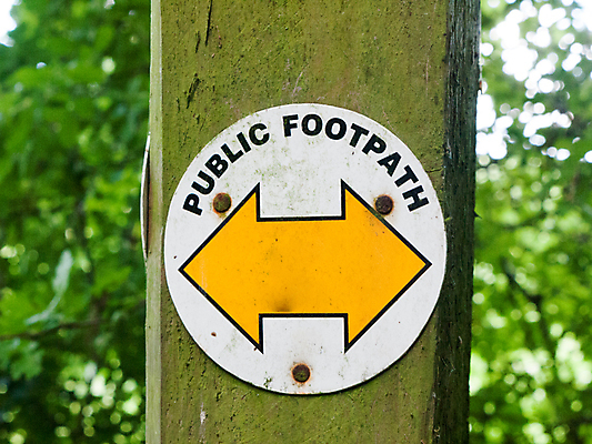 포토 JPG 해외이미지 나무 영어 공원 길 밭 가이드 자국 자연 하늘 영국 잉글랜드 화살 풍경 사람없음 야외 목재 파란색 노란색 걷기 맑음 봄 산책 트래킹 하이킹 시골 가리킴 표지판 오솔길 방향 사인 장면 일반 방법 양발 전국 해외202004 해외포토 식물 직업 문자 계절 공공시설 유럽 컬러 농업 재료 모션 레저 날씨 휴식 알림판 손짓 생태계 파일형식 이미지허브